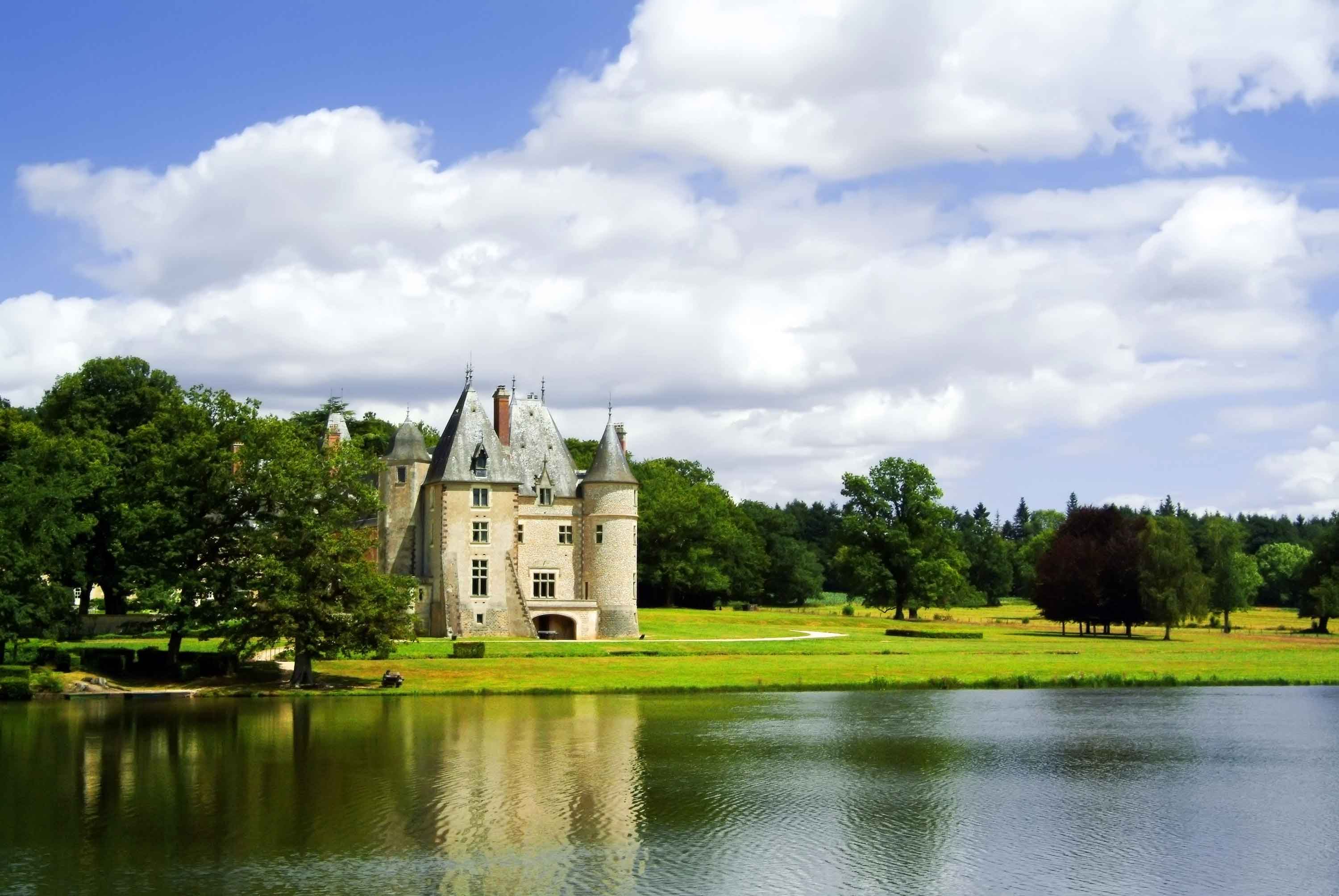 A chateaux along the banks of the Loire River in France